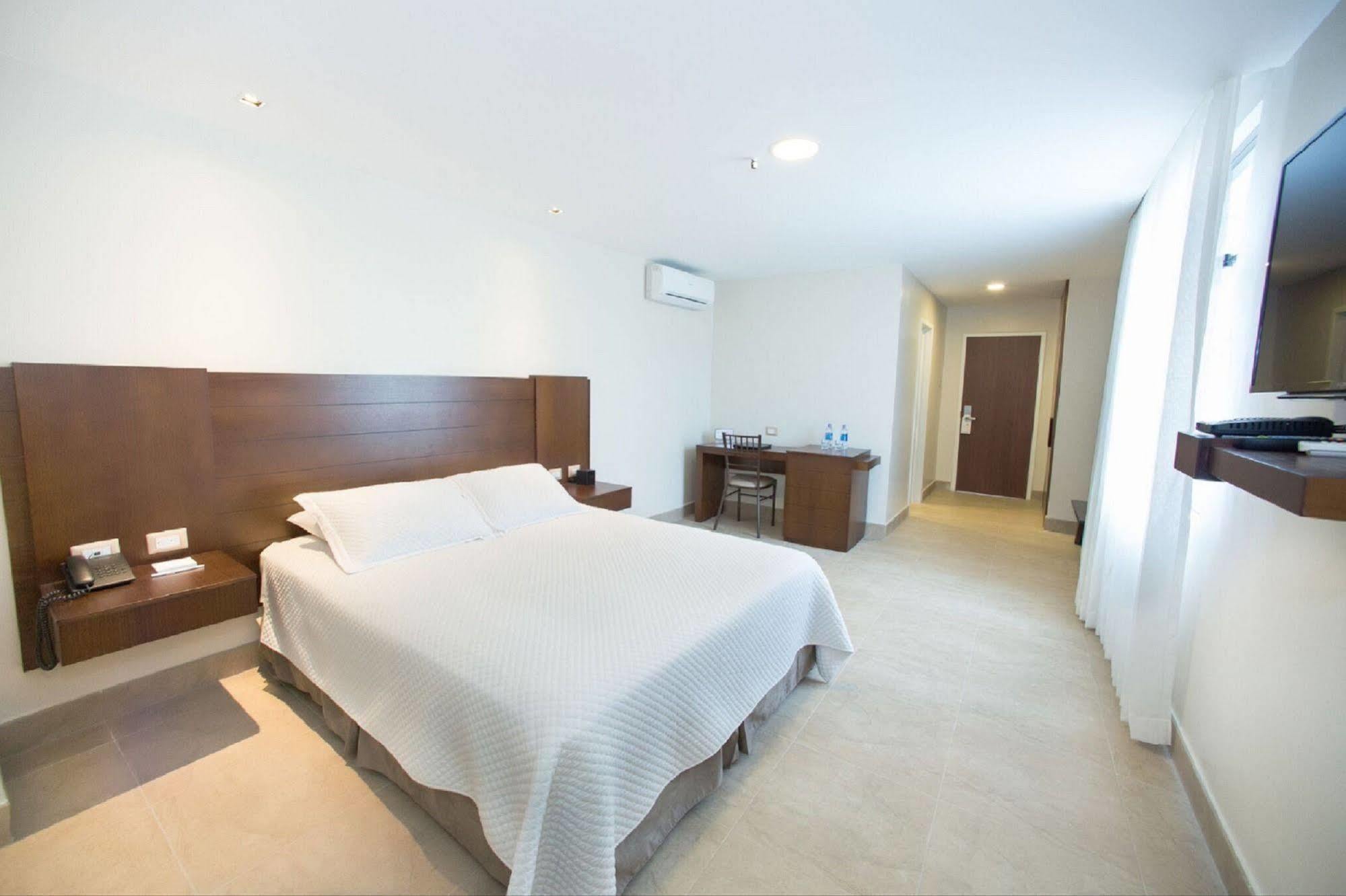 Hotel Marcelius グアヤキル エクステリア 写真